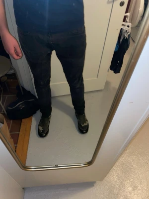 Svarta slim jeans från Tiger of Sweden - Säljer ett par svarta slim jeans från Tiger of Sweden. De har klassisk femficksdesign, smal passform och är tillverkade i stretchigt bomullsmaterial för en bekväm känsla. Perfekta om du gillar stilrena detaljer. w:30 l:34 modell pistolero, bra skick!