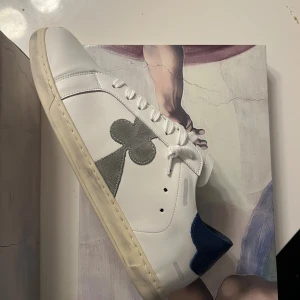 The gallerist skor navy heel  - Ett par stilrena Gallerist slår med navy heel. Perfekt för vardagligt användning och passar bra i alla årstider. Helt oanvända och kmr i bästa skicket möjligt. Med original pris på 2500