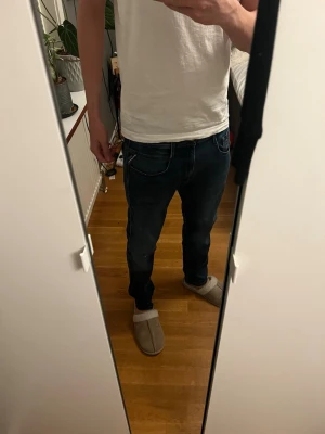 Replay jeans x psg - Replay jeans säljes i mycket bra skick inga defekter förutom att en liten lapp sitter löst bak som syns på sista bilden! Storlek 33/30 men modellen är 178 och väger ca 64 kg så 33 i midjan passar mig och jag brukar ha ungefär 31! Nypris ligger runt ca 1600. Hör av er vid frågor och funderingar! Eller om ni vill ha fler tydliga bilder så löser jag det!