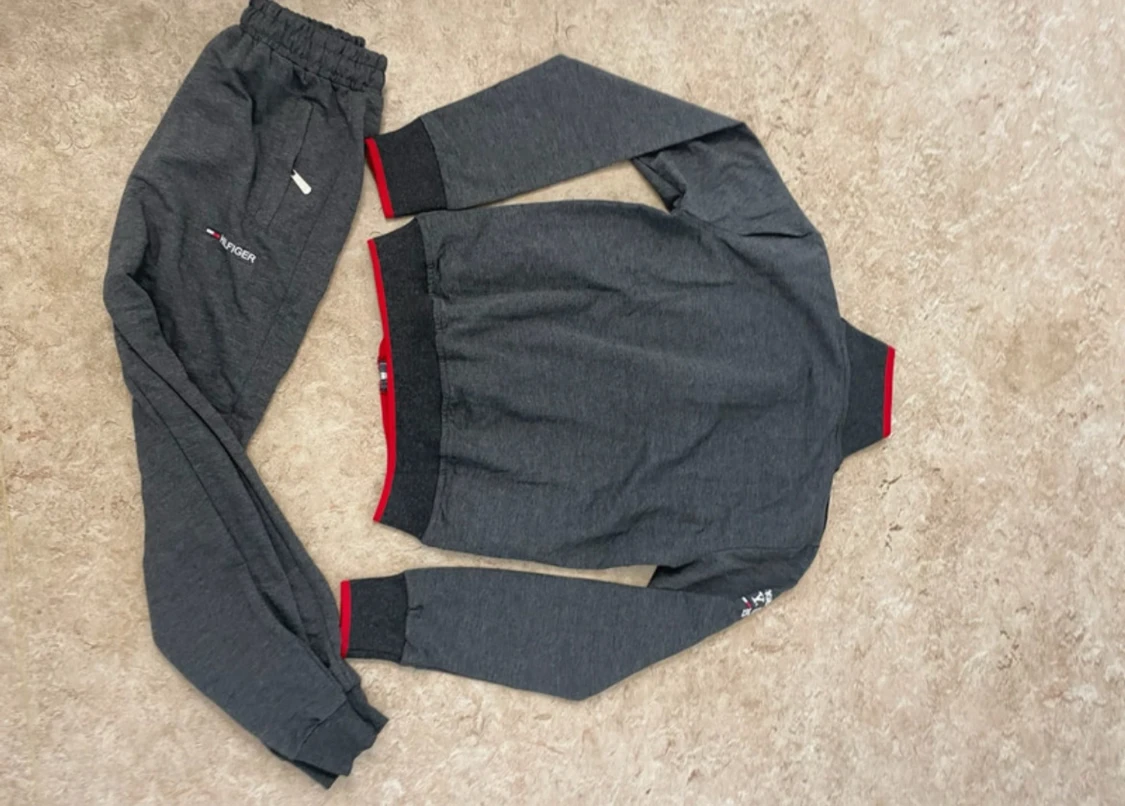 Grå mjukisbyxor från Tommy Hilfiger - 1