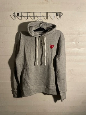 Comme des Garçons PLAY hoodie - En fin grå hjärta med ögon Comme des Garçons PLAY hoodie 