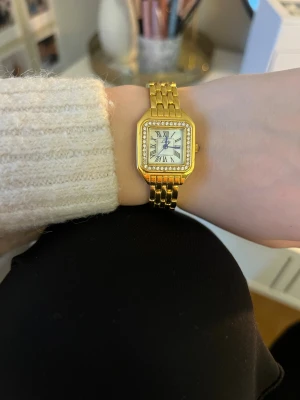Guld klocka - Klocka från shein. Bandet är av sen jag försökte ändra storleken på de men de går och fixa om man har rätt grejer