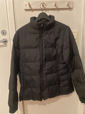 Svart GANT dunjacka storlek M - Svart dunjacka från GANT i storlek medium. .