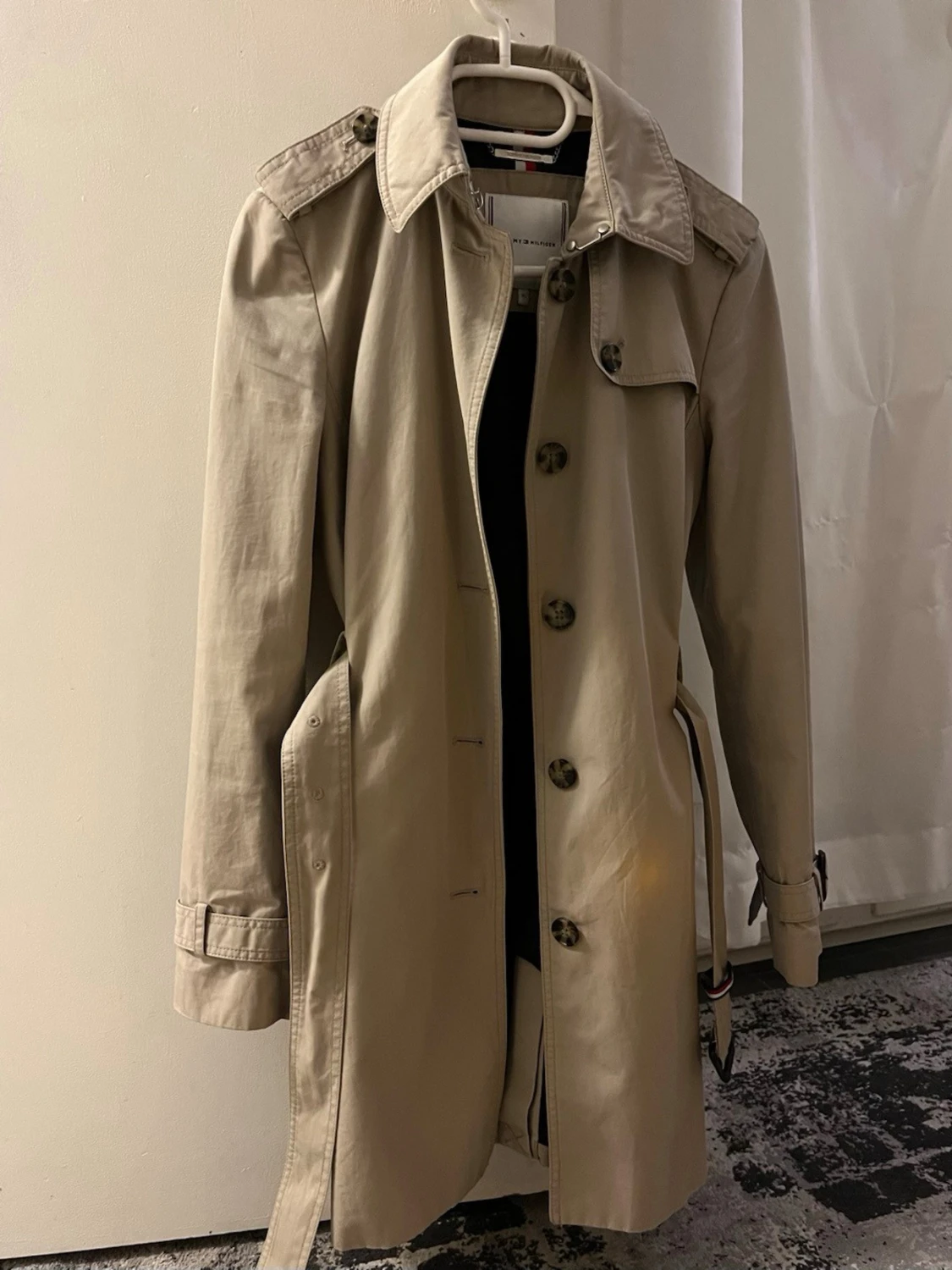 Beige trenchcoat från Tommy Hilfiger