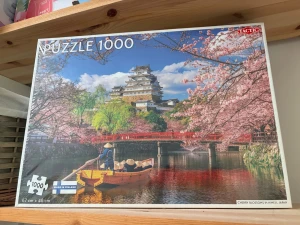 Pussel  - Bilderna visar ett pussel med motiv av körsbärsblom i Himeji, Japan, från Tactic. 