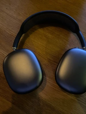 AirPods Max - Snygga Apple AirPods Max i svart. Over-ear hörlurar med aktiv brusreducering och hög ljudkvalitet. Levereras med original Smart Case. Skicket ser mycket bra ut, inga synliga repor eller skador. Perfekt för musik, film och samtal med lång batteritid och premiumkänsla.