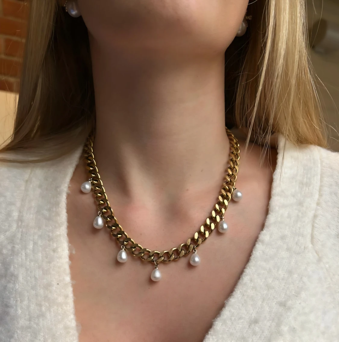 Guldiga halsband med droppformade pärlor