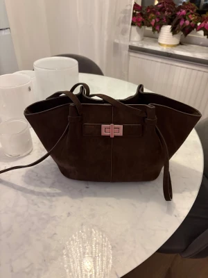 Midi long strap bag - Mocka väska Från Ginatricot, one size. Nyskick!