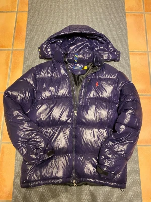 Jacka från Ralph Lauren - Säljer min Ralph Lauren jacka! Den är i väldigt bra skick! Köpt men har inte kommit till användning därav säljer jag den.