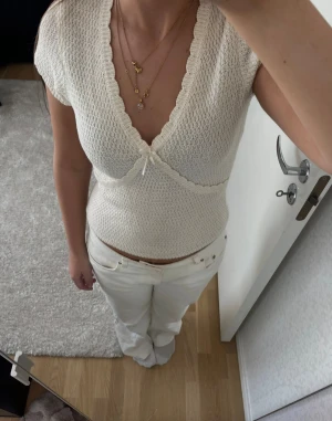 Vit stickad topp från Gina Tricot - Supersöt beige/vit stickad topp från Gina Tricot. Använd nån gång. Säljer likadan i ljusrosa. 