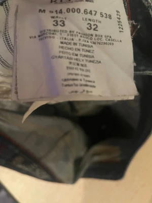 Replay blå jeans, midja 33 längd 32 - Snygga blå jeans från Replay med klassisk femficksdesign och diskreta slitningar. Modellen har normal passform och raka ben, perfekt för dig som gillar en enkel och stilren look. Jeansen är tillverkade i slitstarkt denim och har en mörkblå tvätt.