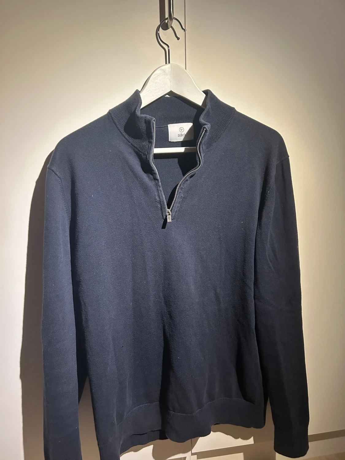 Mörkblå half zip tröja från Bläck