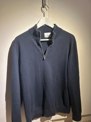 Mörkblå half zip tröja från Bläck - Snygg mörkblå långärmad tröja från Bläck i storlek M, riktigt schyst skick!😃