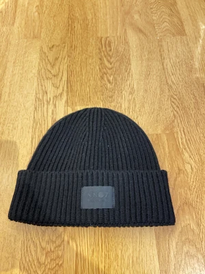 Mössa  - Säljer nu denna riktigt sköna mössan från nno7 den är helt ny perfekt nu inför vintern. Tveka inte på att fråga om det skulle vara något. Kom gärna med pris förslag👌