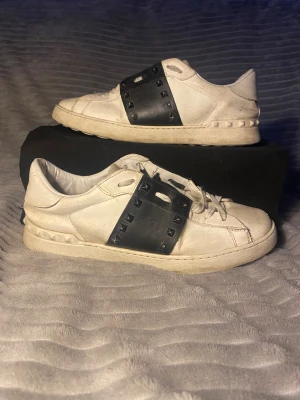 Valentino Garavani Rockstud sneakers - Då var de dags att sälja mina snygga valentino rockstud sneakers🤩Storlek 44 men sitter betydligt mindre (43)!! Skorna är använd men har grymt mycket kvar att ge🤩Fina skor till fantastiskt fint pris 🏆 Box eller dustbag medföljer inte❌❌ Bara att skriva vid fundering😇