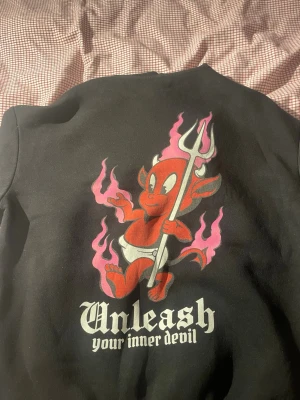 Svart hoodie med tryck på ryggen  - En svart hoodie med ett tryck på ryggen, perfekt för gymmet eller streetwear🤩