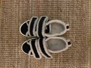 Inuikki sneakers  - Superfina populära inuikki sneakers använda några gånger, jättebra skick. Säljer de billigast av alla ja sett som säljer likadana. 