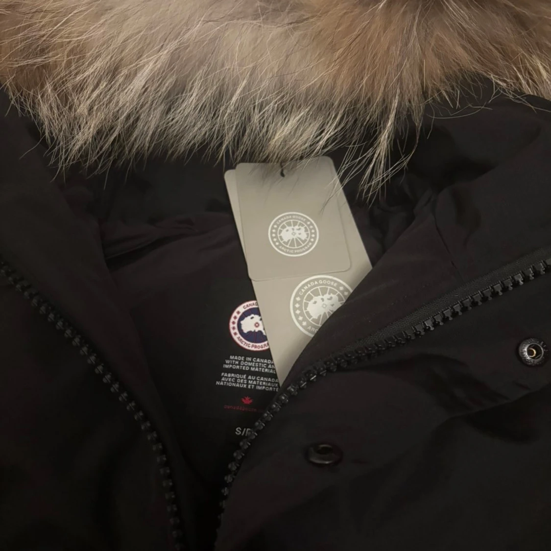 Svart Canada Goose dunjacka med päls - 3