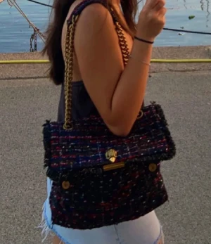 Kurt Geiger väska  - Säljer en sjukt snygg väska från Kurt Geiger, finns inte att köpa längre. Nypris ligger på ca ≈ 3500kr                   Den är i jättefint skick