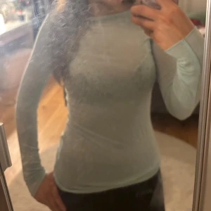 Intimissmi tröja  - Säljer min jätte fina intimissmi tröja i turkos, tror inte färgen säljs längre. Inga hål eller defekter 