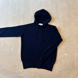 100% Kashmir tröja från carmes  - Kashmirtröja ifrån carmes, storlek s, säljes i befintligt skick!