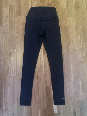 Träningstights med scrunch vid rumpan - Som nya knappr använda Träningstights med scrunch (bild på finns, dock på ett par gröna men samma modell).