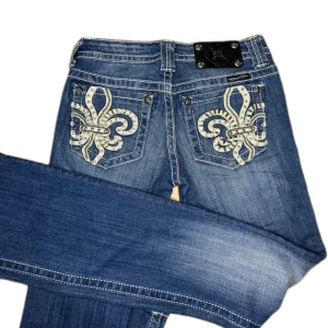 MISS ME JEANS - Miss Me jeans i modellen ”JP6048B5/boot” midjemåttet rakt över är 38cm. Ytterbenet 102cm och innerbenet 82cm. Jeansen är som nya. Kontakta vid intresse!