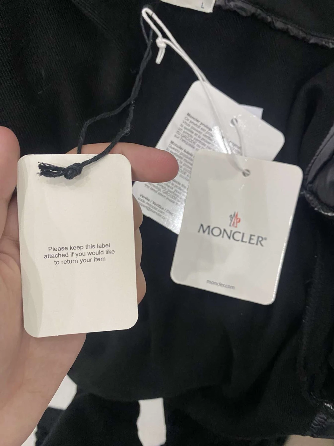 Svart pufferjacka från Moncler med huva