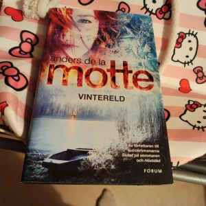 Vintereld - En spännande kriminalroman som utspelar sig på den skånska landsbygden. Vintereld är tredje delen i en hyllad serie, perfekt för dig som gillar mysterier, hemligheter och kalla vinternätter. Passar unga vuxna som vill ha en riktigt fängslande deckare.