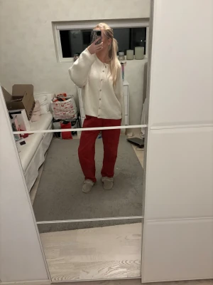 Röda Davy’s  jeans - Säljer ett par klassiska röda davy’s jeans med rak passform och fem fickor. Byxorna har hög midja och är tillverkade i bomull. Perfekt för dig som vill sticka ut med färg! Så coola men lite stora för mig, därför säljer jag dem! Har en liten fläck som knappt syns, vet ej om den går bort!💘