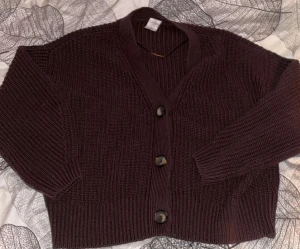 Kofta - Fet Vin röd kofta utan defekter, storlek s och säljs för 250kr