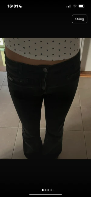 Bootcut jeans från Odd Molly - Bootcut flare jeans från Odd Molly🌸 Använda rätt mycket och därav ett sämre skick. Jeansen är slitna mellan benen men jag har sytt på ett tyg på insidan som gör att det inte är hål, syns inte. Storlek 27  Innerbensmått 84  Ytterbensmått 106 Midjemått 38 cm men stretchiga och då 42 cm Midjehöjd 24