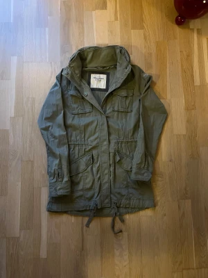 Fieldjacket Abercrombie & Fitch - Fin och unik fieldjacket/militärjacka från Abercrombie & Fitch. Den är vi väldigt fint skick och inga tecken på slitage. Skriv vid minsta funderingar🙌Pris kan diskuteras!