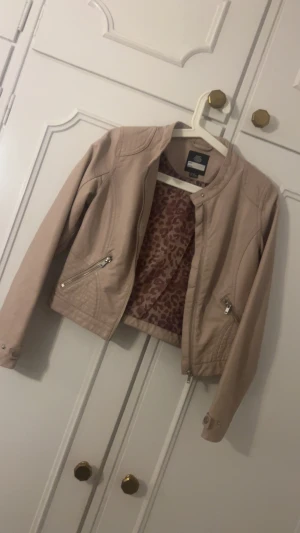 Beige skinnjacka med leopardfoder - Snygg beige skinnjacka storlek 158