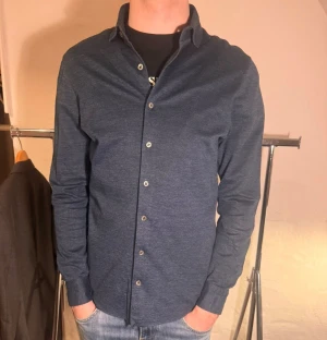 Gran Sasso - skjorta  - Mörkblå Gran Sasso-skjorta i mjukt, stretchigt material. Perfekt både till vardags och mer uppklätt. Skick 10/10 ✅ Storlek S. Nypris ca 2500–3000 kr. Mitt pris 399 kr. Modellen på bilden är ca 180 cm – 65 kg. Vid frågor eller funderingar är det bara att höra av sig ✉️