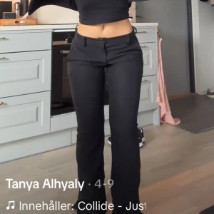 Lågmidjade kostymbyxor bootcut med slits - Från bikbok, gammal modell och går nu inte att köpa längre