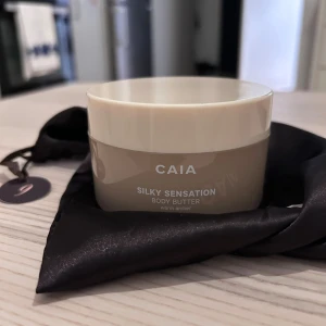 CAIA Silky Sensation Body Butter - Lyxig body butter från CAIA i doften Warm Amber. Kommer i en beige och krämfärgad burk med silkeslen formula, innehåller macadamiaolja och sheasmör. Nypris 295. Såklart aldrig använd 