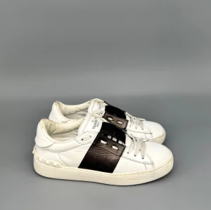 Valentino Open | 37 - Valentino Open Sneakers | Snygga skor i fint skick! | Storlek 36.5 men passar 37 | Endast skorna ingår | INGA BYTEN | Fraktar spårbart eller möts upp i Täby | Hör av er vid funderingar 🙌