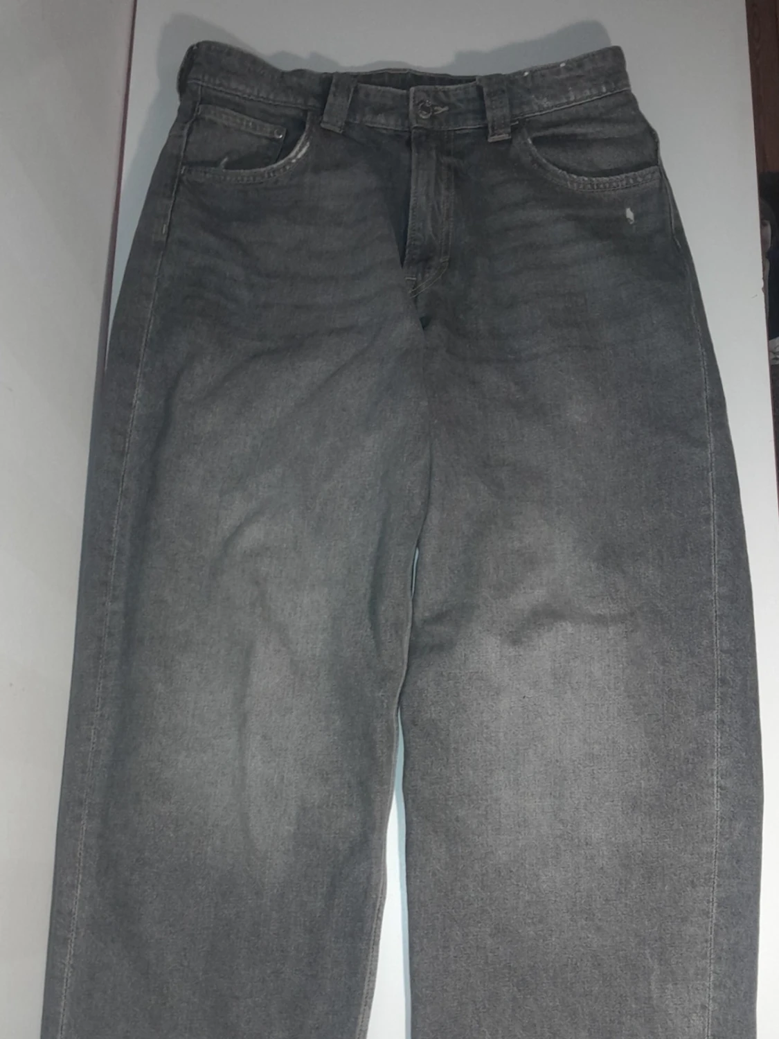 Grå baggy jeans med rak passform