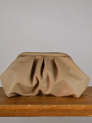 Clutchväska  - Clutchväska, perfekt till fest och vardag.  Denna väskan är gjord av ljus beiga skinnbyxor på utsidan och grått möbeltyg på insidan. Innuti finns en ficka där du kan lägga småsaker och du stänger enkelt med clutch ramen.  Clutchram ca 18cm bredd, bredd nertill ca 25cm, höjd ca 15cm. 