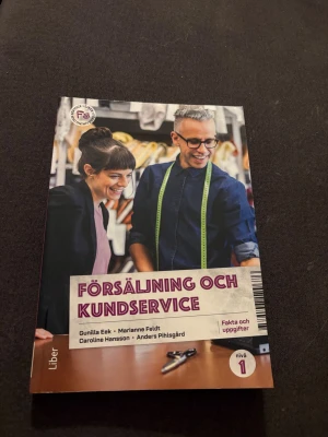 Försäljning och kundservice nivå 1 - Perfekt för dig som vill lära dig grunderna i försäljning och kundservice! Boken är fylld med fakta, övningar och verklighetsnära exempel som gör dig redo för arbetslivet inom handel och service. Passar gymnasieelever och unga vuxna som vill utvecklas inom serviceyrken. Nypris: 690 kr.