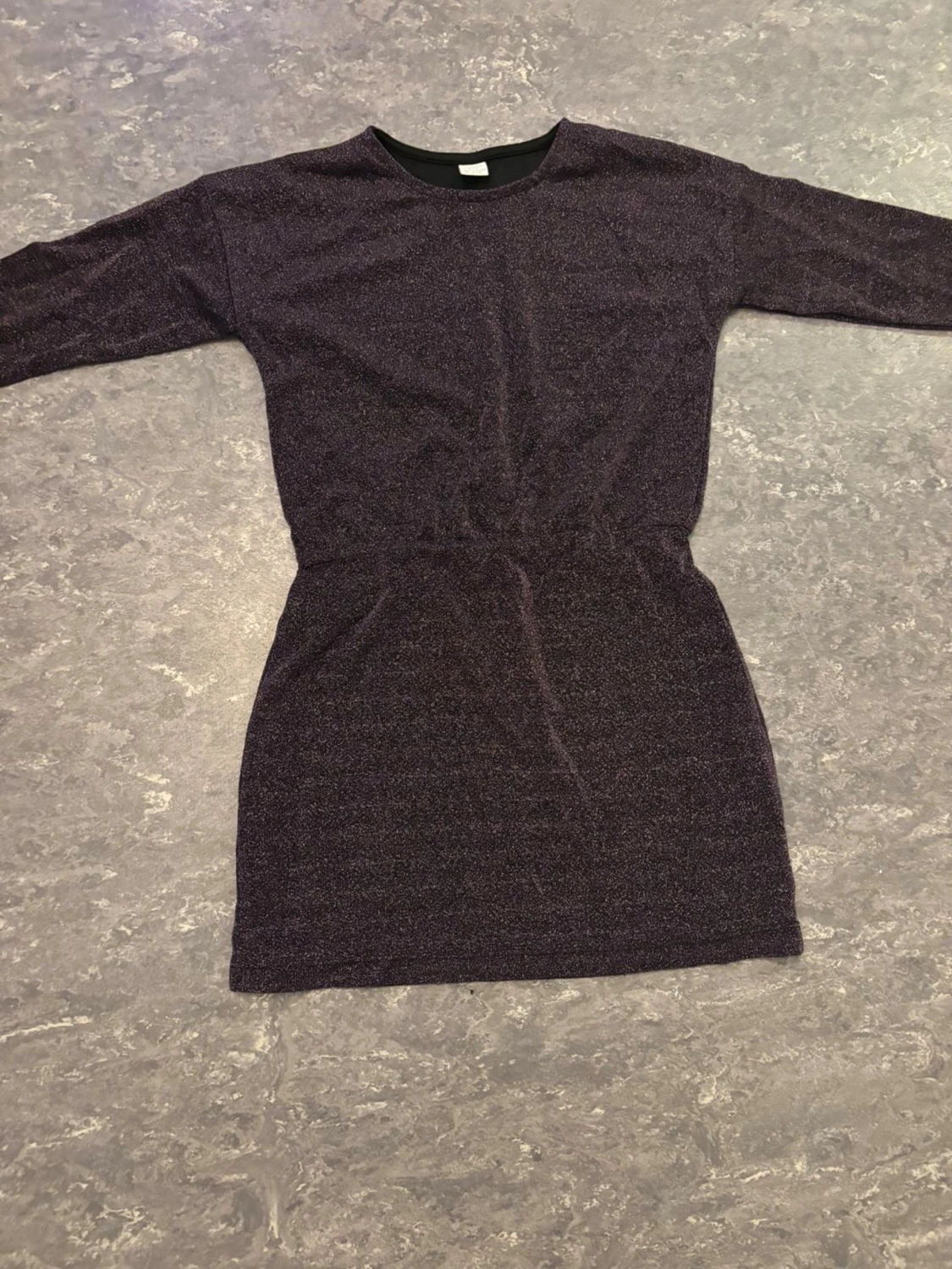 Mörklila glittrig kortklänning