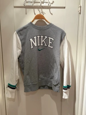 Nike tröja - En vintage Nike sweatshirt köpt i barcelona Nike butik. Knappt använd. Svår och få tag på!.