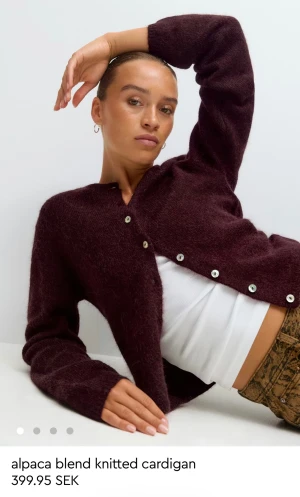 Ny! Gina Tricot Vinröd stickad kofta i alpackamix Stl s - Mysig vinröd stickad kofta i alpackamix med rund halsringning och pärlemorknappar framtill. Koftan har en loose fit och långa ärmar, perfekt att slänga på sig över en topp. 