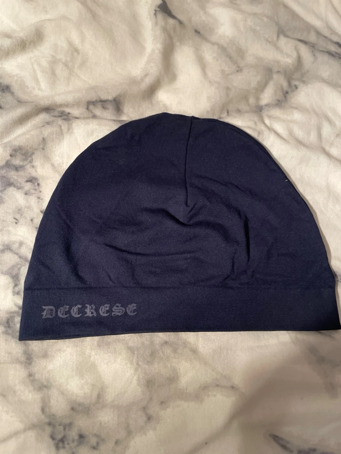 Mörkblå mössa från Decrese