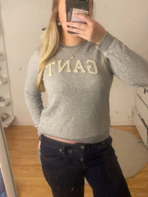 GANT sweatshirt - Grå sweatshirt från gant, superfin och nice att ha till jeans 🥰🥰 väldigt bra skick inte mycket använd!