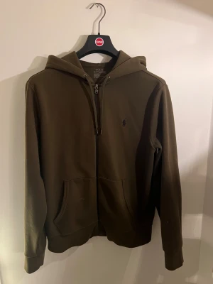 Grön Ralph Lauren Zip Hoodie  - Säljer en grön Ralph Lauren zip hoodie i väldigt bra kvalite.