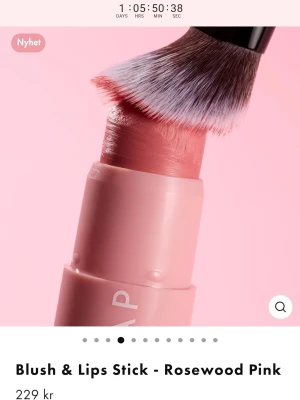 Hickap Blush & Lips Stick Rosewood Pink - Hickap Krämig stick för kinder och läppar i färgen Rosewood Pink. Kommer i en smidig rosa hylsa med twist-up funktion. 