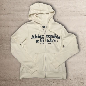 Zip hoodie från Abercrombie & fitch S - En väldigt snygg zip hoodie från Abercrombie & fitch. Storlek herr S men står L. Mycket bra skick 9.5/10. 😀