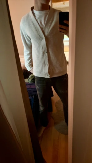 Stickad kofta - Tjena, säljer nu denna riktigt feta stickade koftan i storlek XS. Den är i mycket bra skick och är otroligt skön, passar perfekt till vintern. Hör av er vid ytligare frågor eller dunderingar!